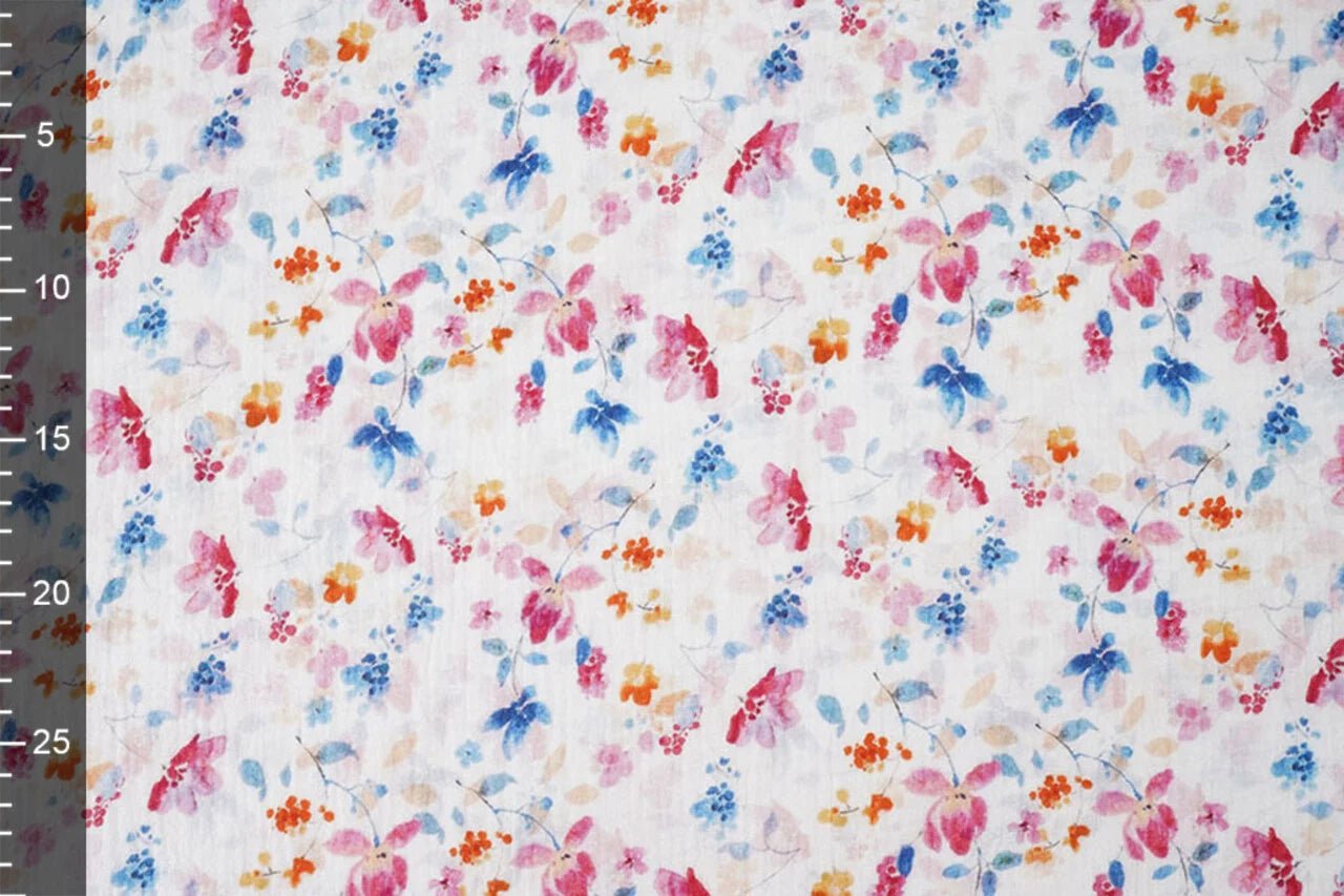 Image avec des fleurs bleues et roses en mousseline – disponible en ligne chez Šarlotes audumi