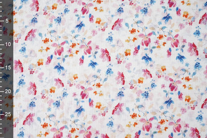 Image avec des fleurs bleues et roses en mousseline – disponible en ligne chez Šarlotes audumi