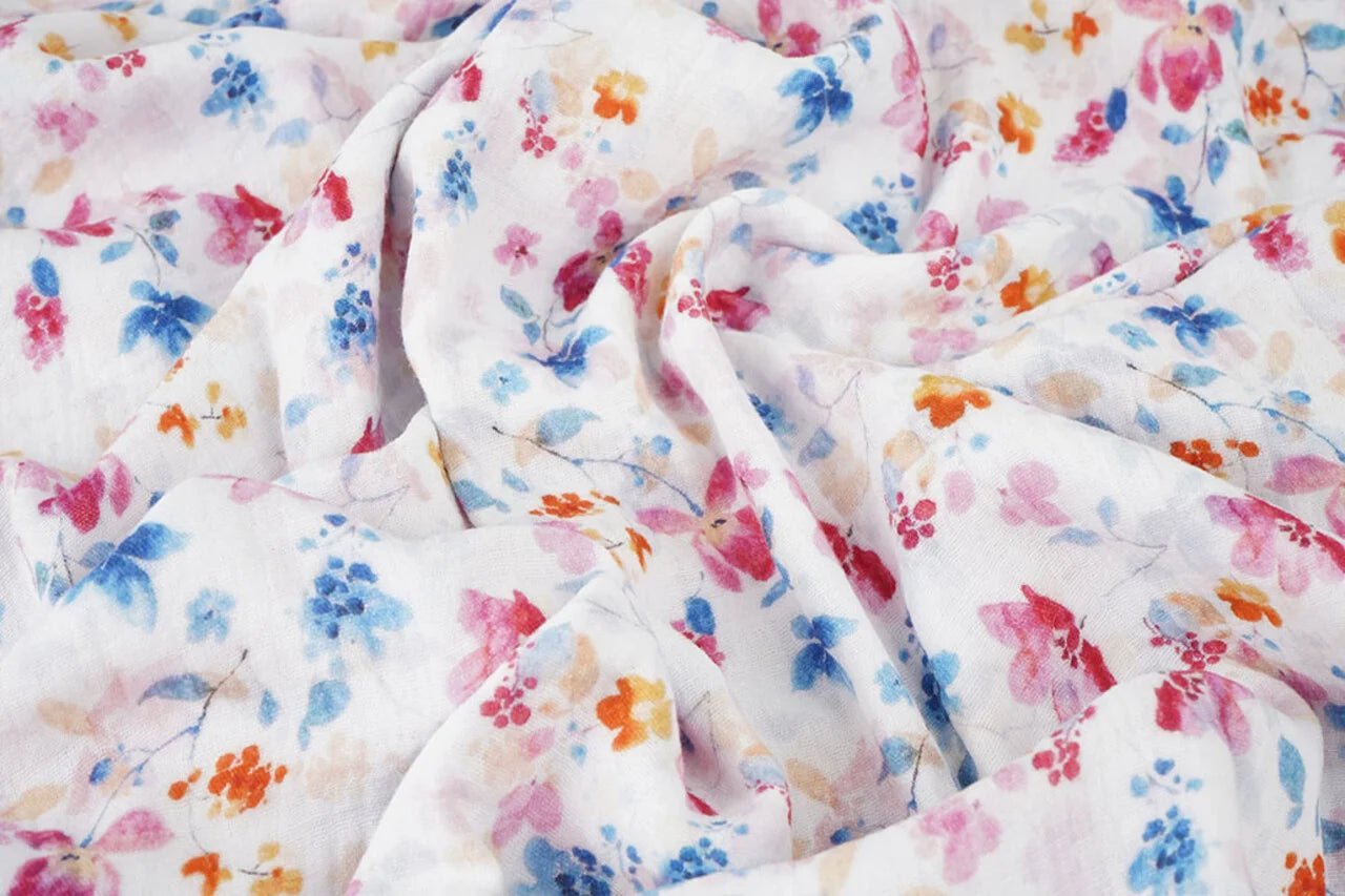 Image de fleurs bleu mousseline et roses – disponible en ligne chez Šarlotes audumi