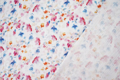 Image avec des fleurs bleues et roses en mousseline – disponible en ligne chez Šarlotes audumi