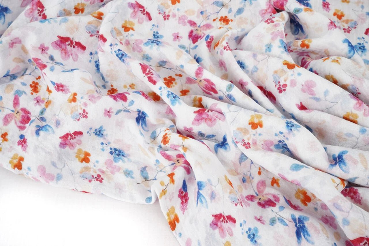 Image de fleurs en mousseline bleues et roses – disponible en ligne chez Les tissus de Charlotte