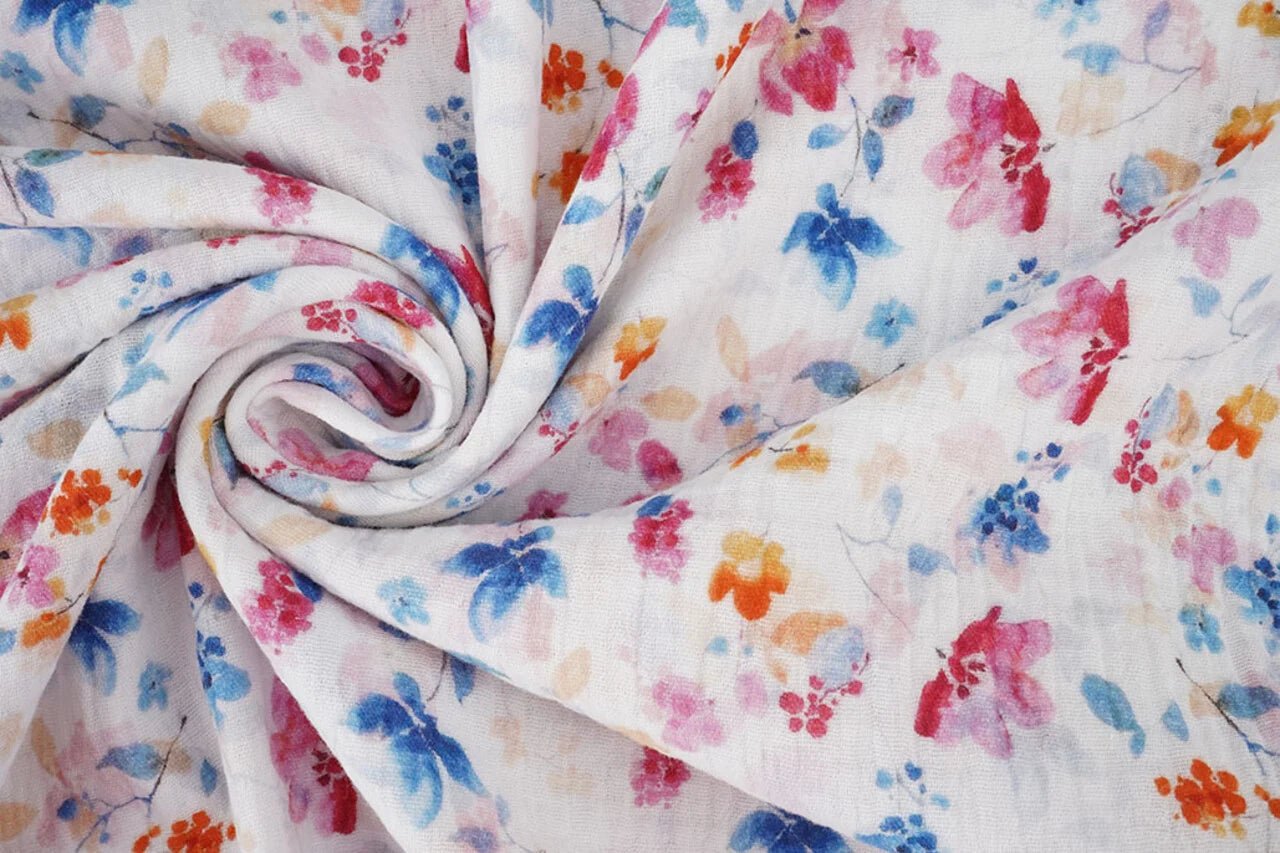 Image de fleurs bleues et roses sur mousseline – disponible en ligne chez Šarlotes audumi