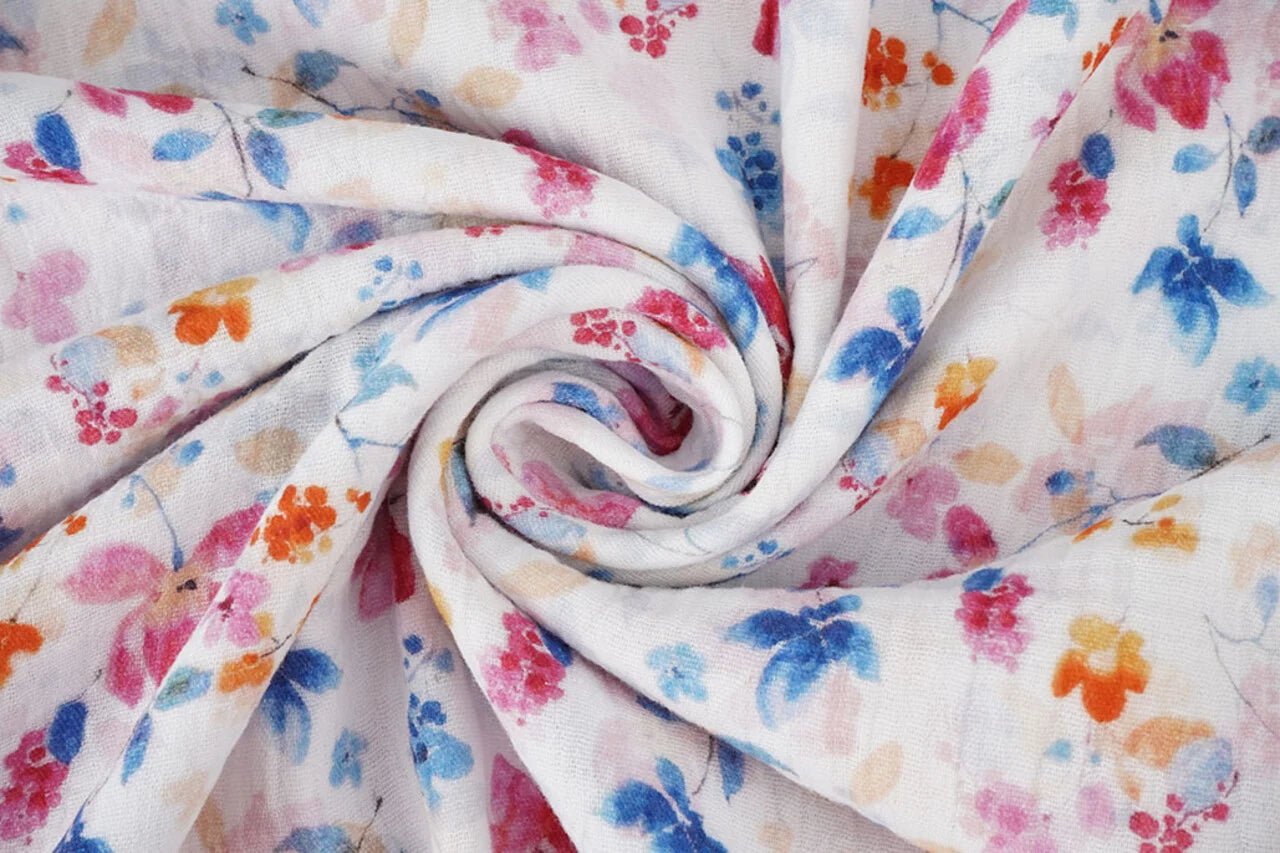 Image avec des fleurs bleu mousseline et roses – disponible en ligne chez Šarlotes audumi