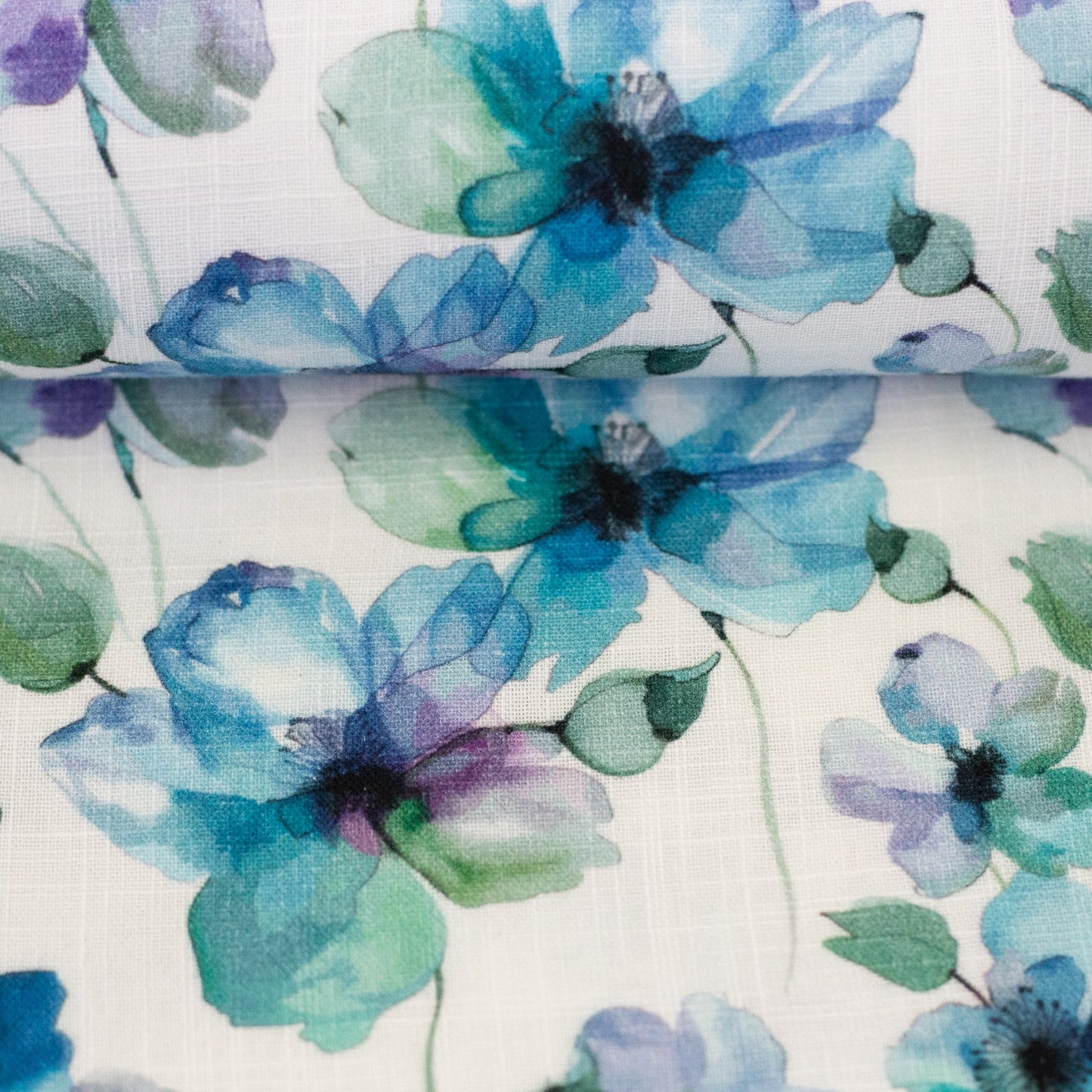 Image de mousseline à fleurs bleues 130 g/m² – disponible chez Šarlotes audumi