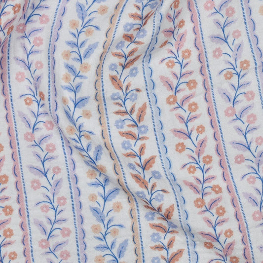 Image de muslin - motif bleu à lignes et feuilles 120 g/m² – disponible chez Šarlotes audumi