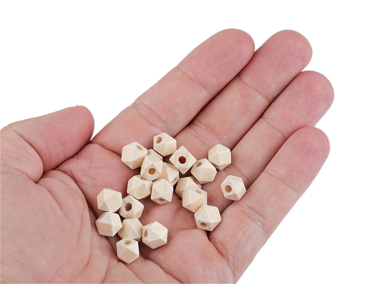 Image de perles en bois brutes 8 × 8 mm – disponible en ligne chez Šarlotes audumi