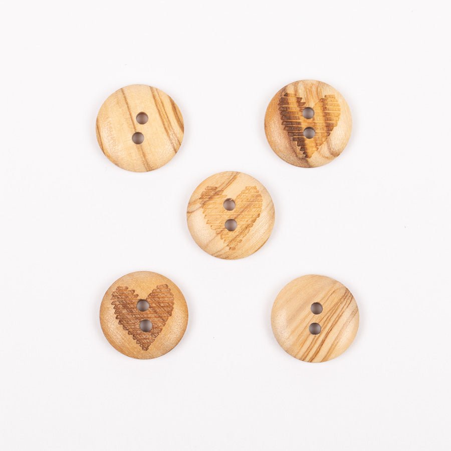 Image of olive wood heart buttons, 15 mm – available online at Šarlotes audumi