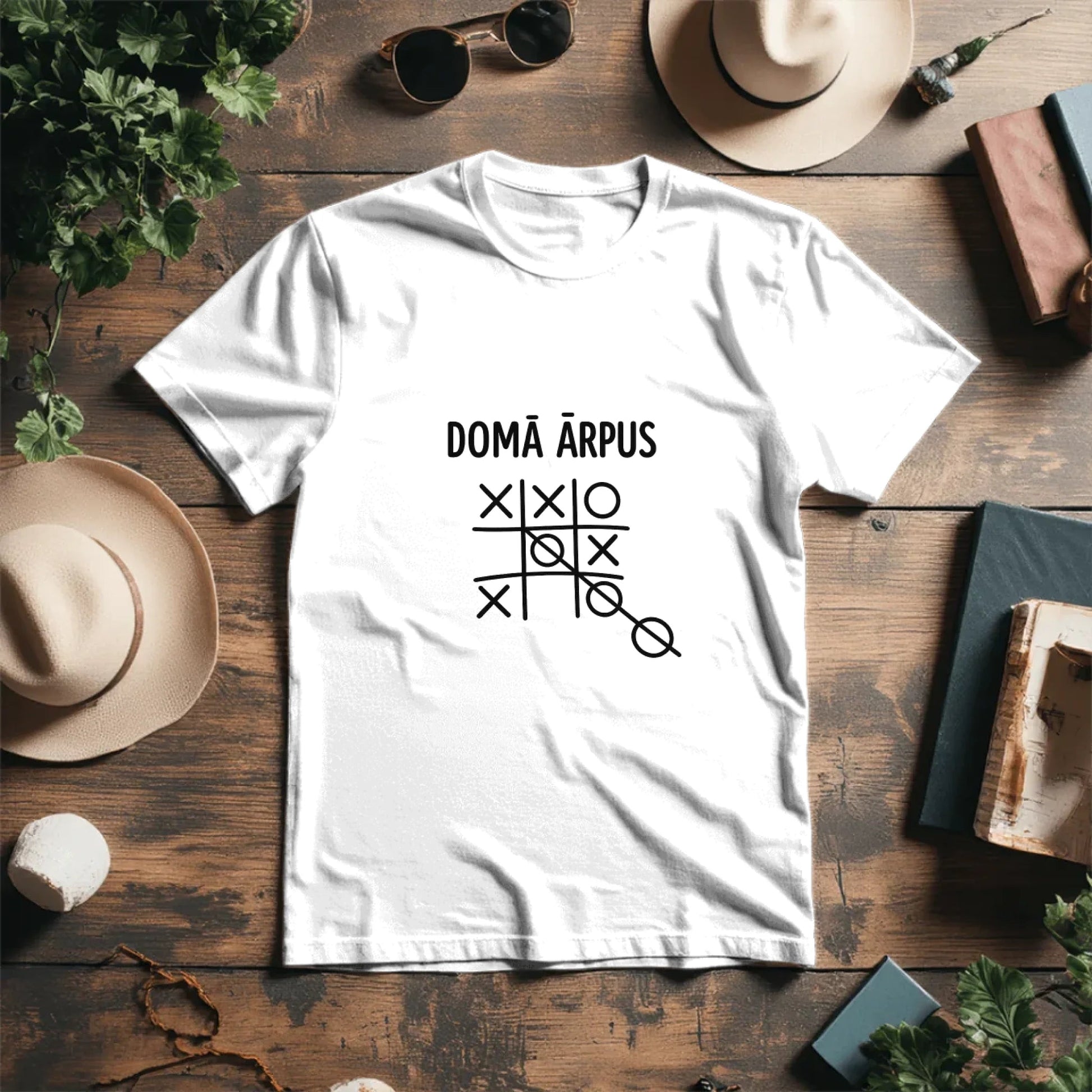 Image du T-shirt en coton biologique « Pensez hors des sentiers battus » – disponible en ligne chez Šarlotes audumi