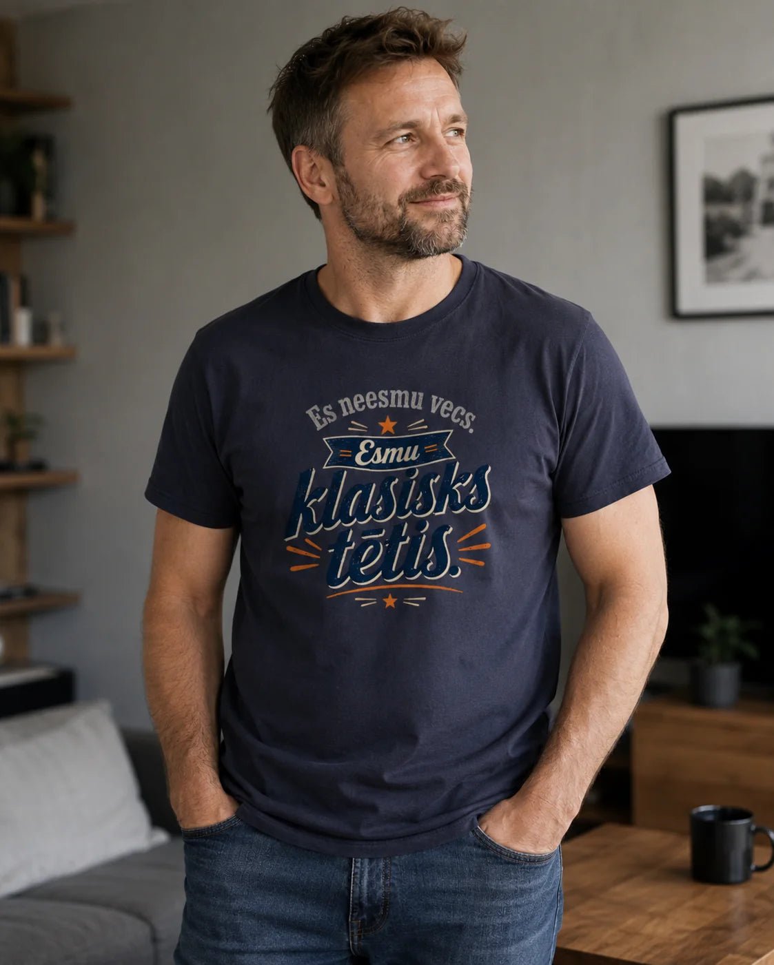 Image d’un t-shirt en coton bio « Je ne suis pas vieux. Je suis un papa classique » – disponible en ligne chez Šarlotes audumi