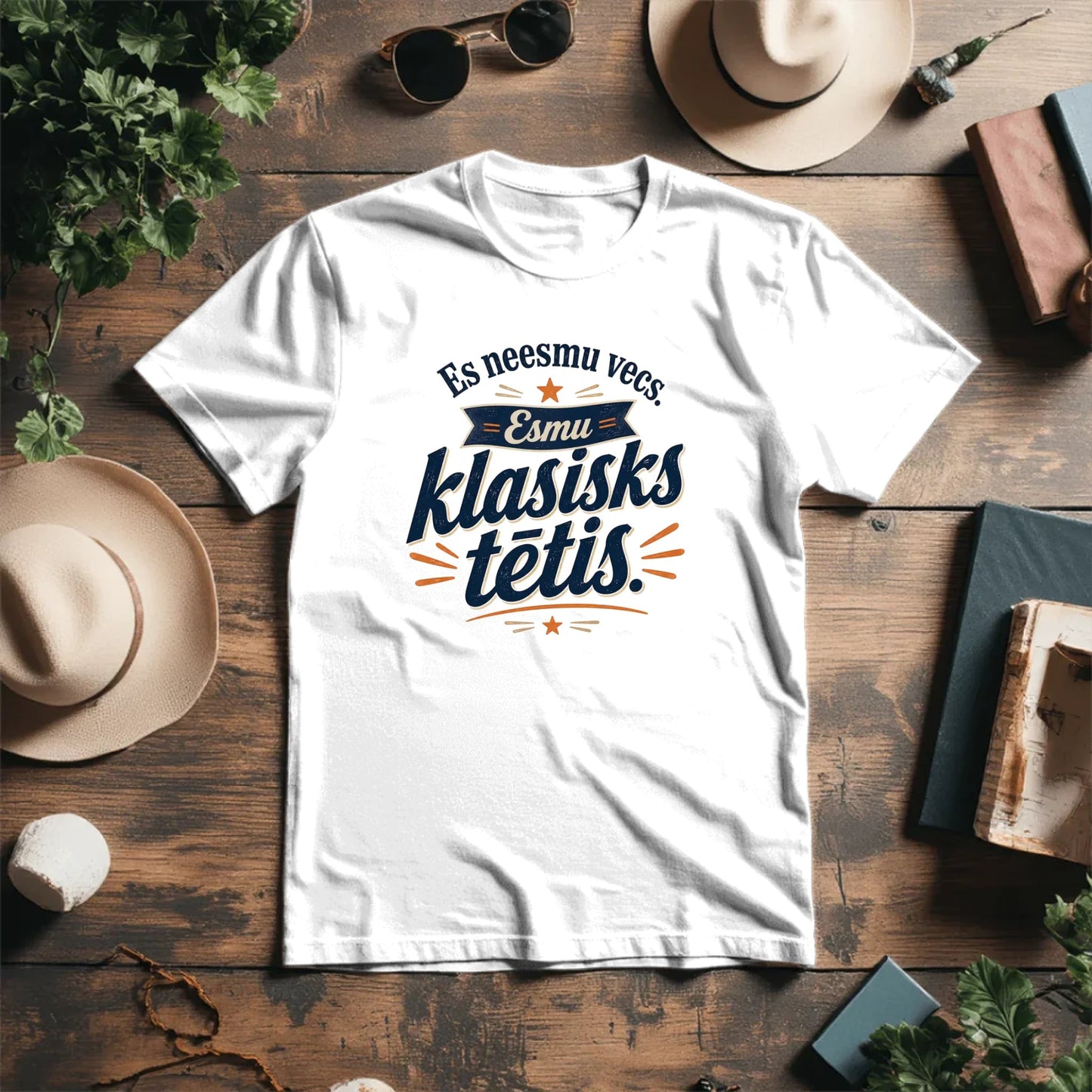 Image d'un t-shirt en coton bio « Je ne suis pas vieux. Je suis un père classique » – disponible en ligne chez Šarlotes audumi