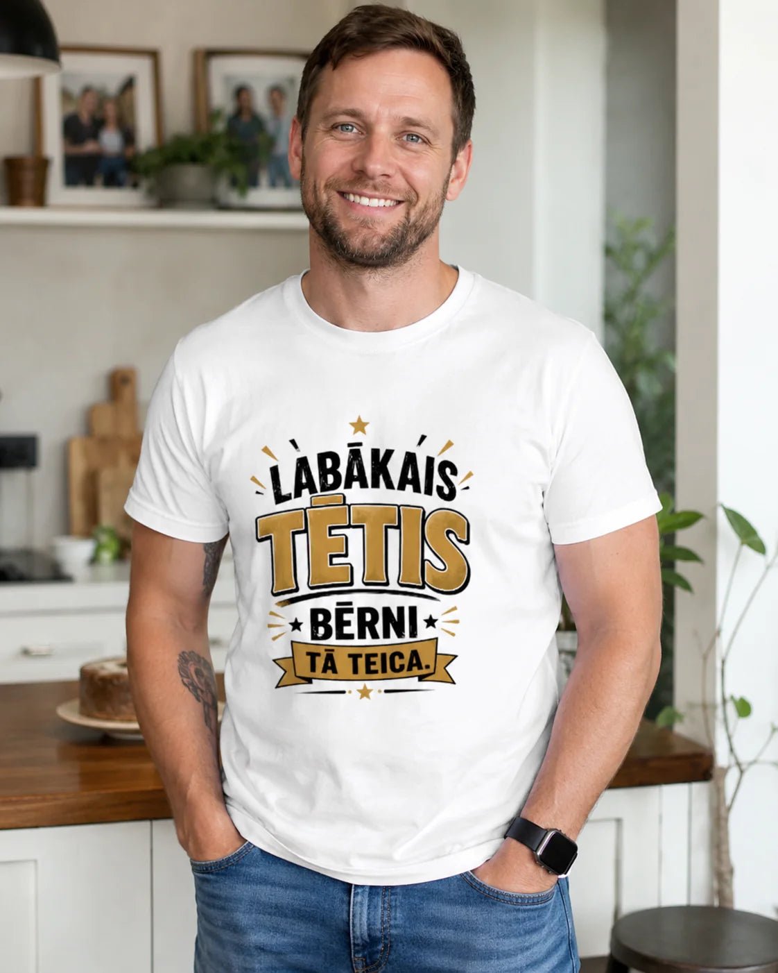 Image du T-shirt en coton biologique « Le meilleur papa – c’est ce que disent les enfants ! » – disponible en ligne chez Šarlotes audumi