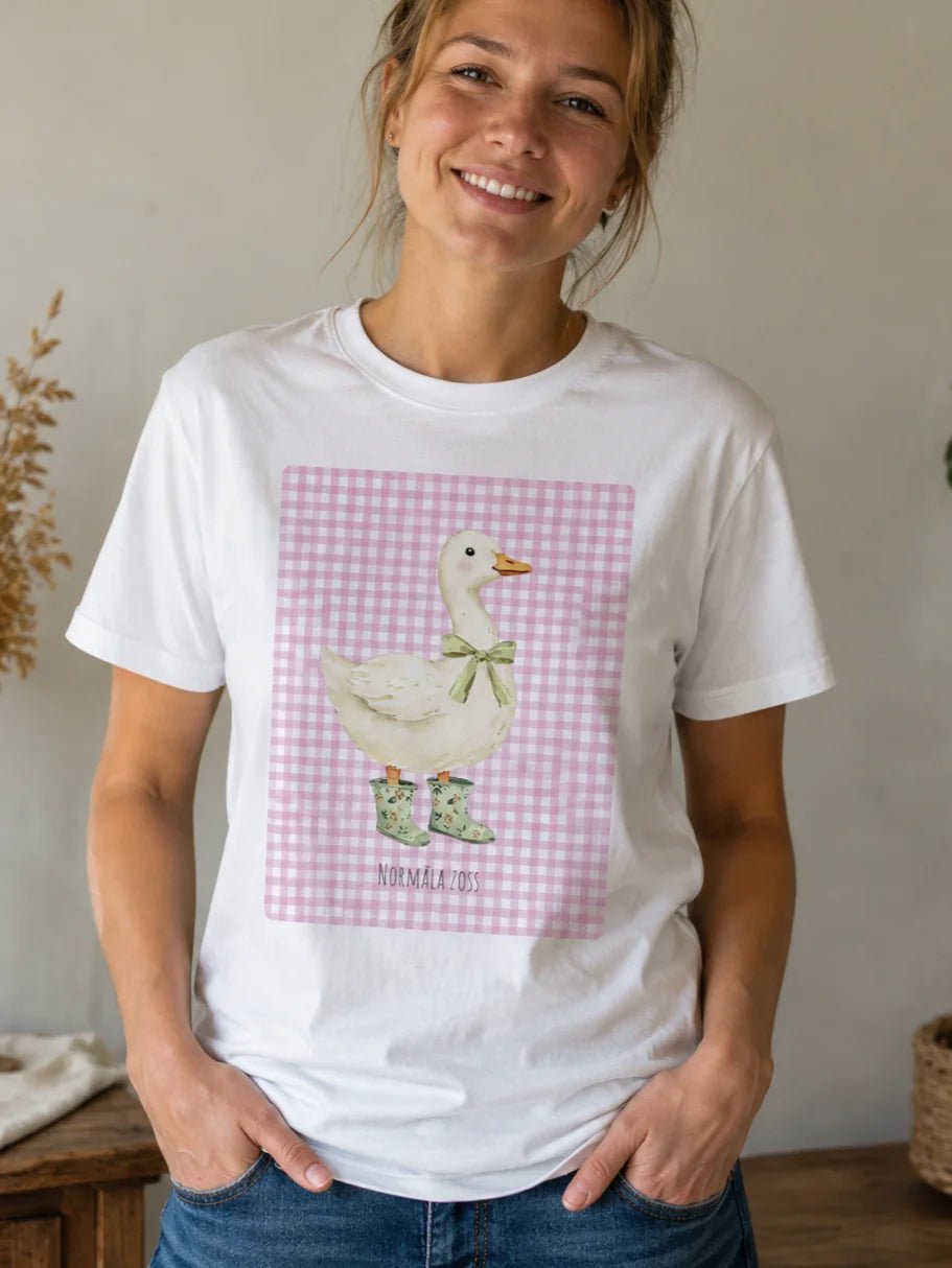 Image du T-shirt en coton biologique « Oie normale » – disponible en ligne chez Šarlotes audumi