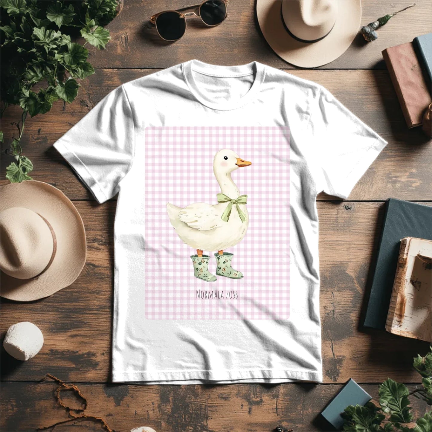 Image d’un T-shirt en coton biologique "Oie normale" – disponible en ligne chez Šarlotes audumi