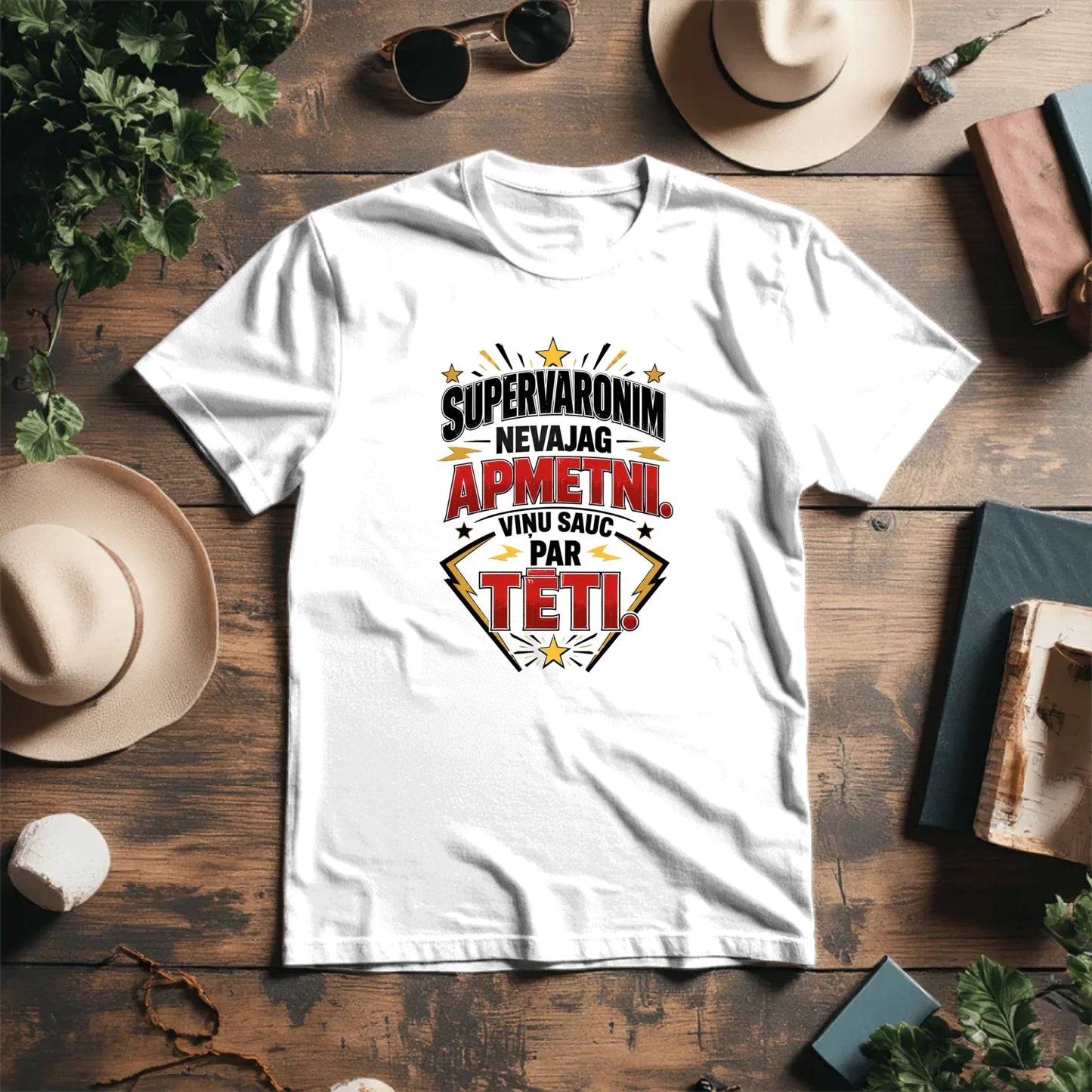 Image de t-shirt en coton biologique « Super-héros n’a pas besoin de cape. On l’appelle papa. » – disponible en ligne chez Tissus Charlotte