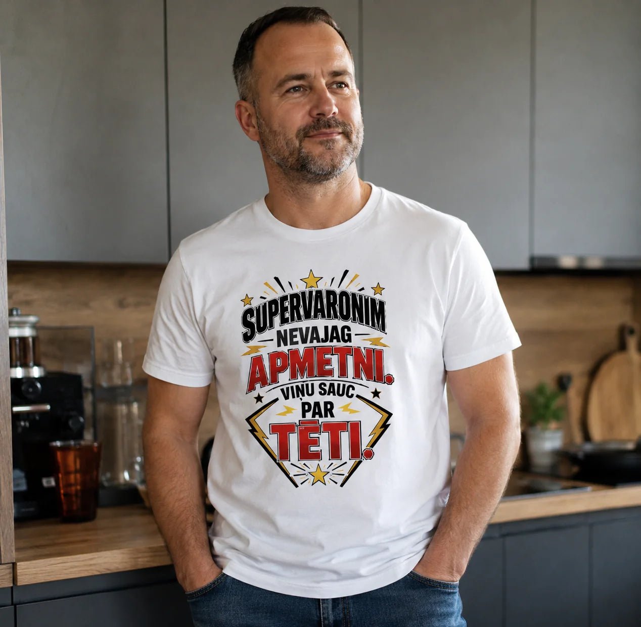 Image de T-shirt en coton biologique « Superhéros n’a pas besoin de cape. Il s’appelle papa. » – disponible en ligne chez Šarlotes audumi