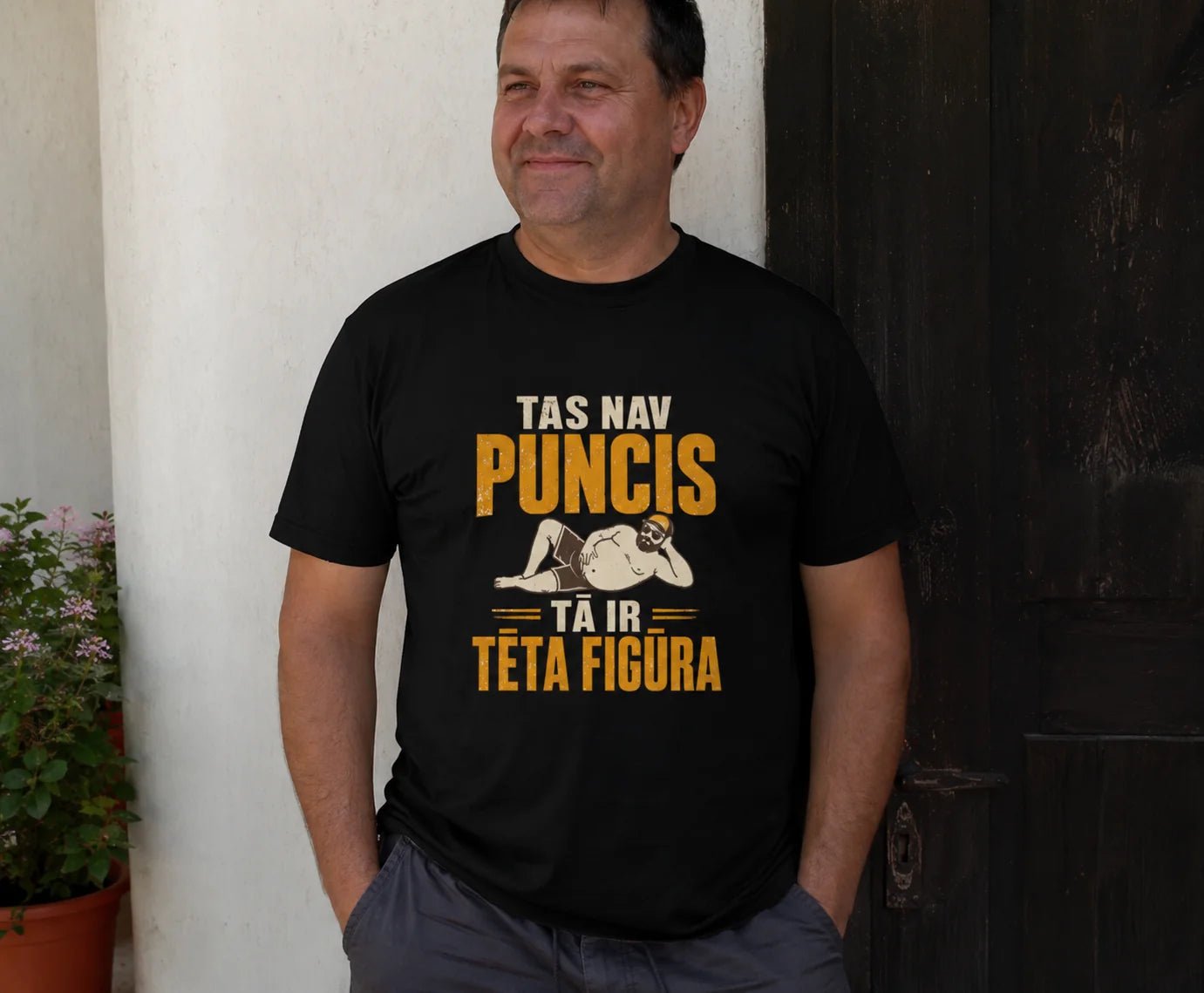 Image d’un T-shirt en coton biologique « Ce n’est pas un ventre, c’est la silhouette de papa ! » – disponible en ligne chez Šarlotes audumi
