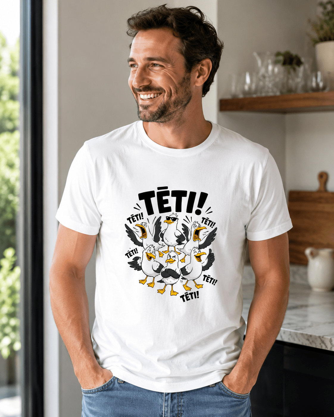 Image du T-shirt en coton biologique « TĒTI » – disponible en ligne chez Šarlotes audumi