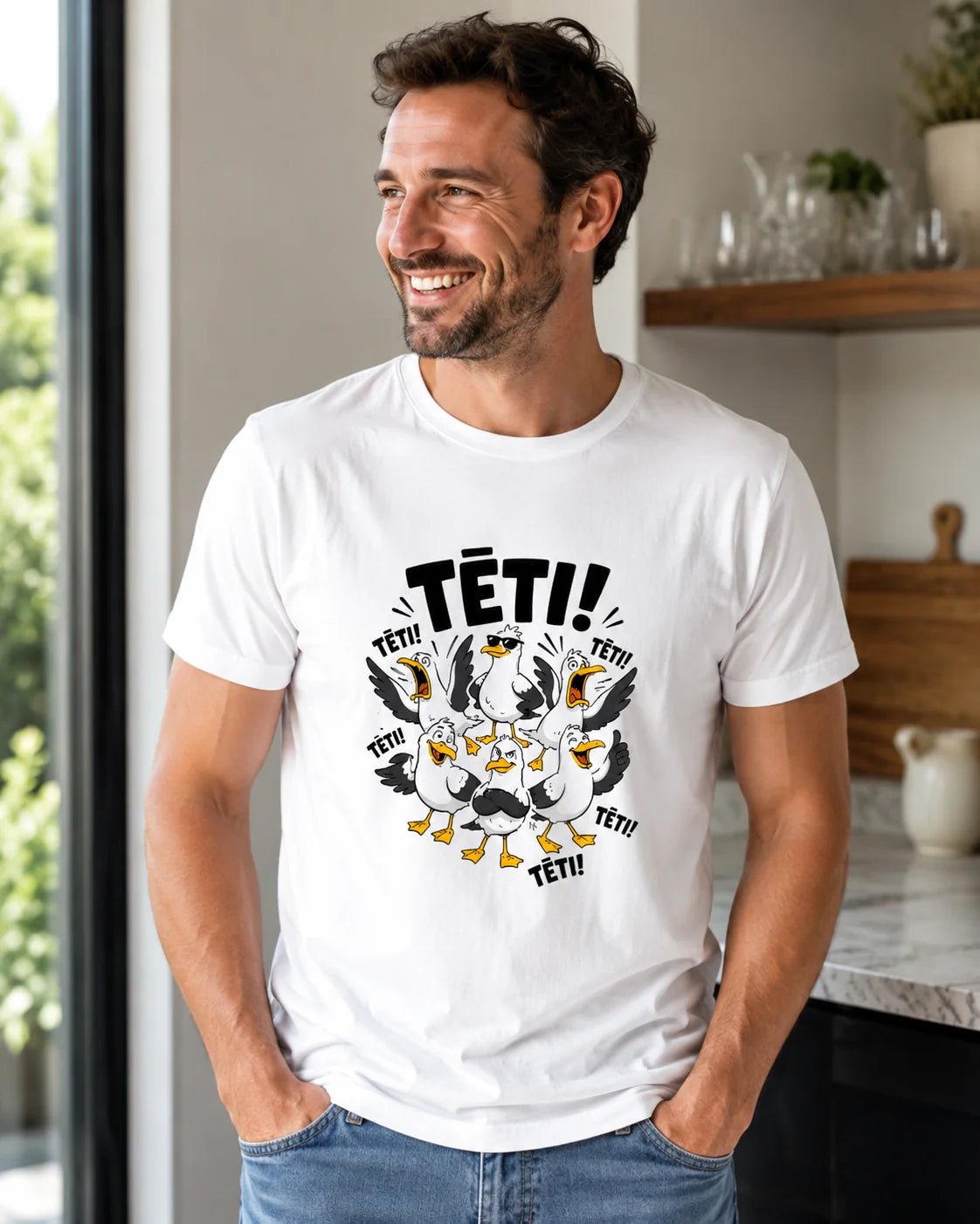 Image du t-shirt en coton biologique «TĒTI» disponible en ligne chez Šarlotes audumi