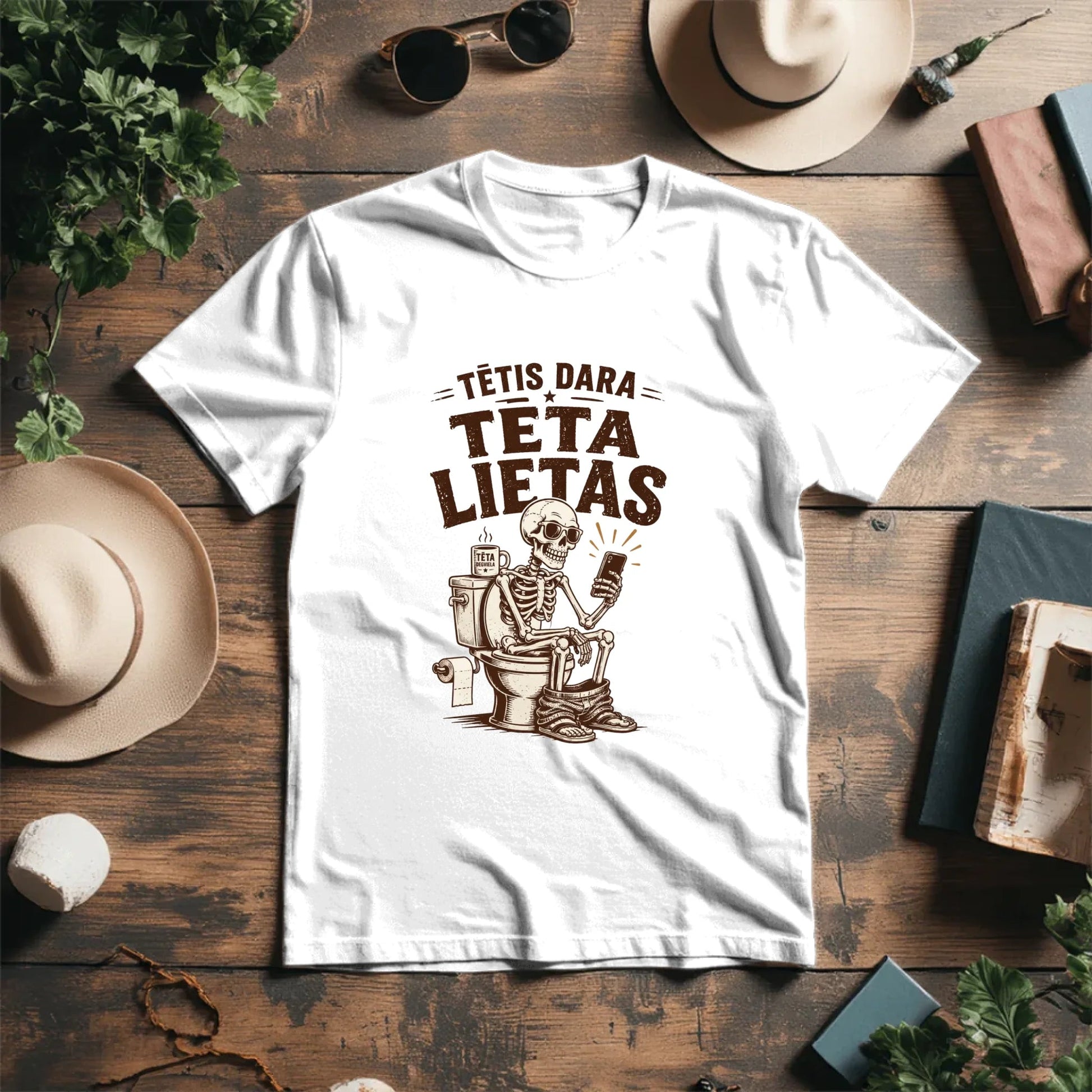 alt
Image du T-shirt en coton biologique « Papa fait des trucs de papa » – disponible en ligne chez Šarlotes audumi