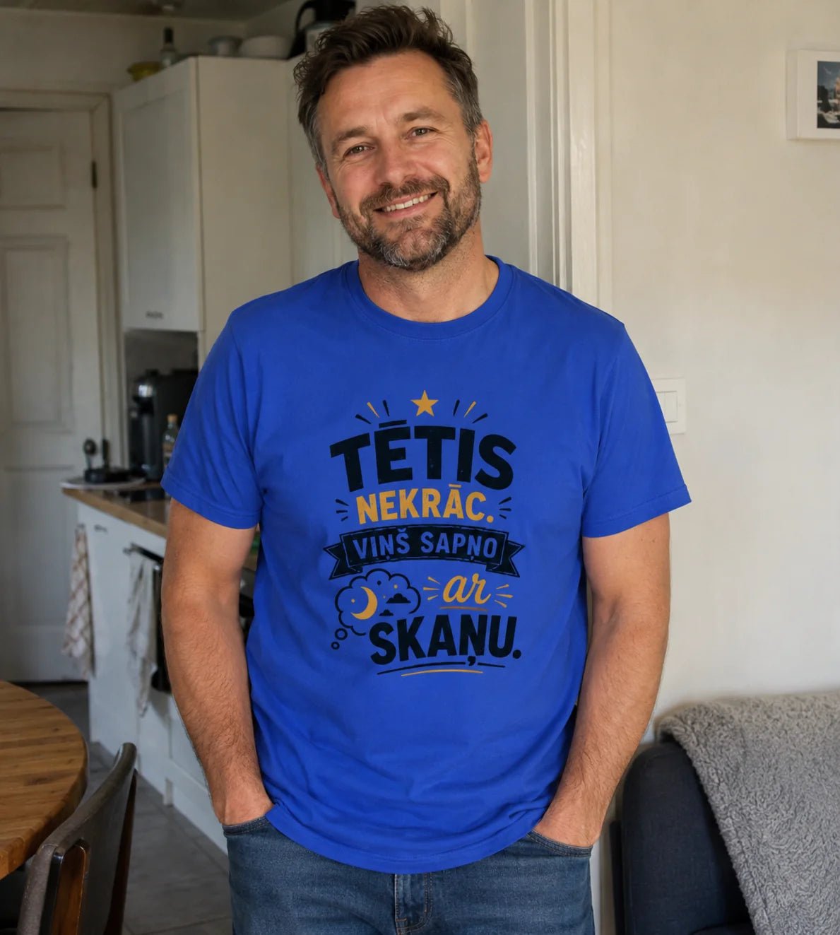 Image du T-shirt en coton bio « Papa ne ronfle pas ! » – disponible en ligne chez Šarlotes audumi