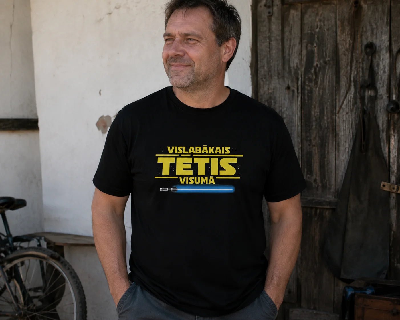 Image du T-shirt en coton biologique « Le meilleur papa de l’univers » – disponible en ligne chez Tissus de Charlotte