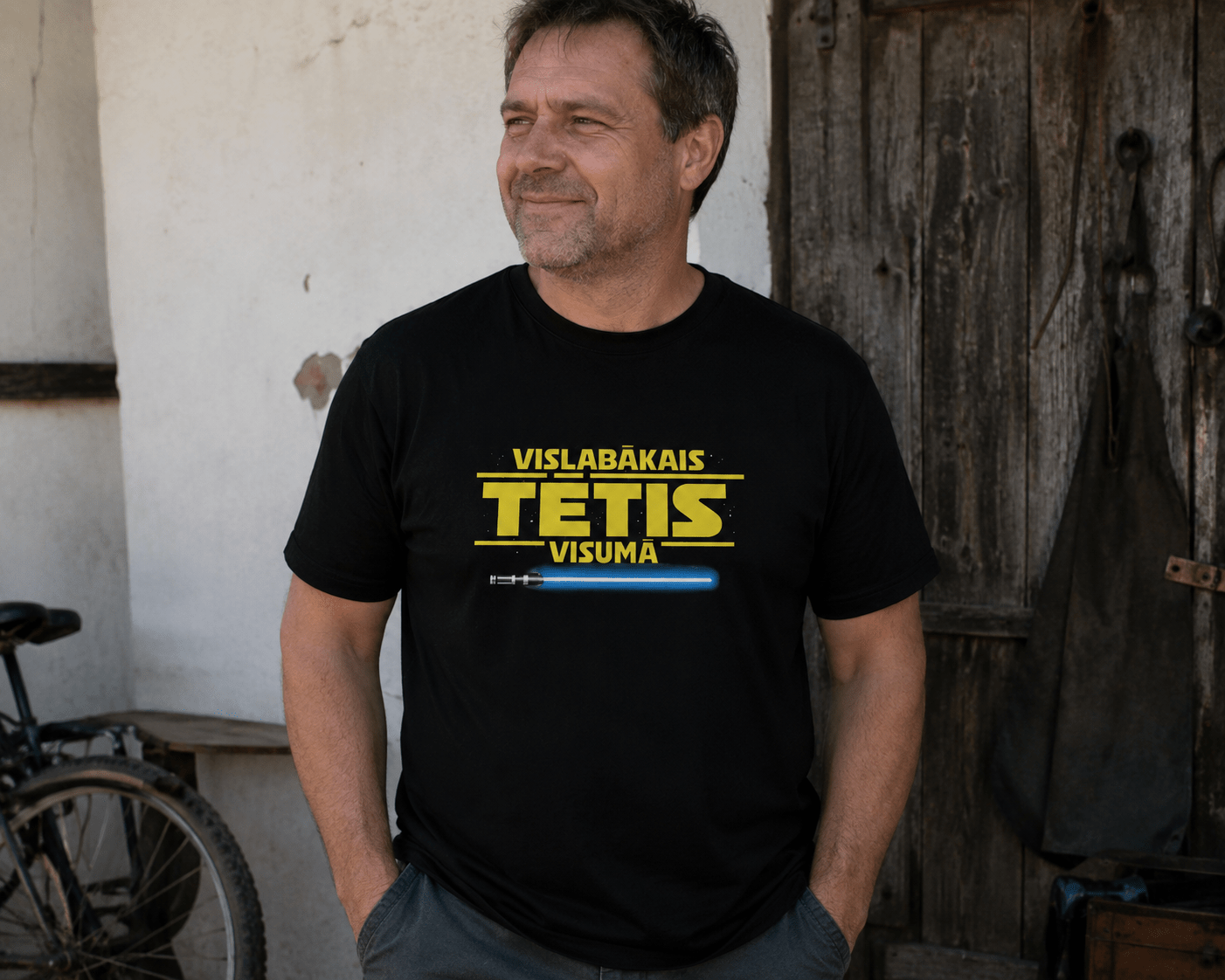 Image du T-shirt en coton biologique « Le meilleur papa de l’univers » – disponible en ligne chez Šarlotes audumi