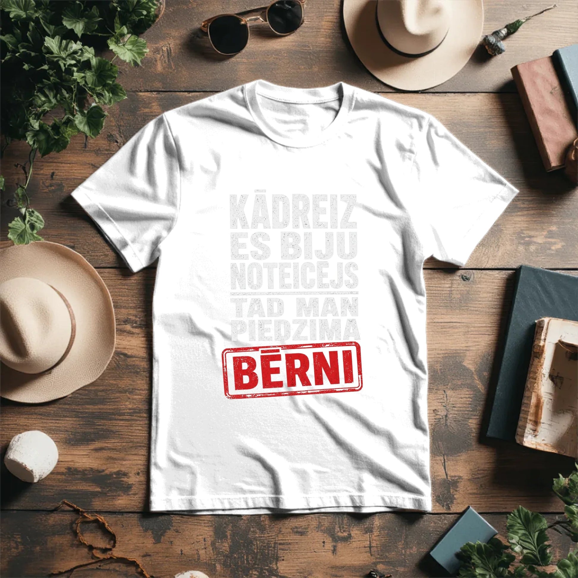 Image d’un T-shirt en coton bio «Kādreiz es biju noteicējs…» – disponible en ligne chez Šarlotes audumi