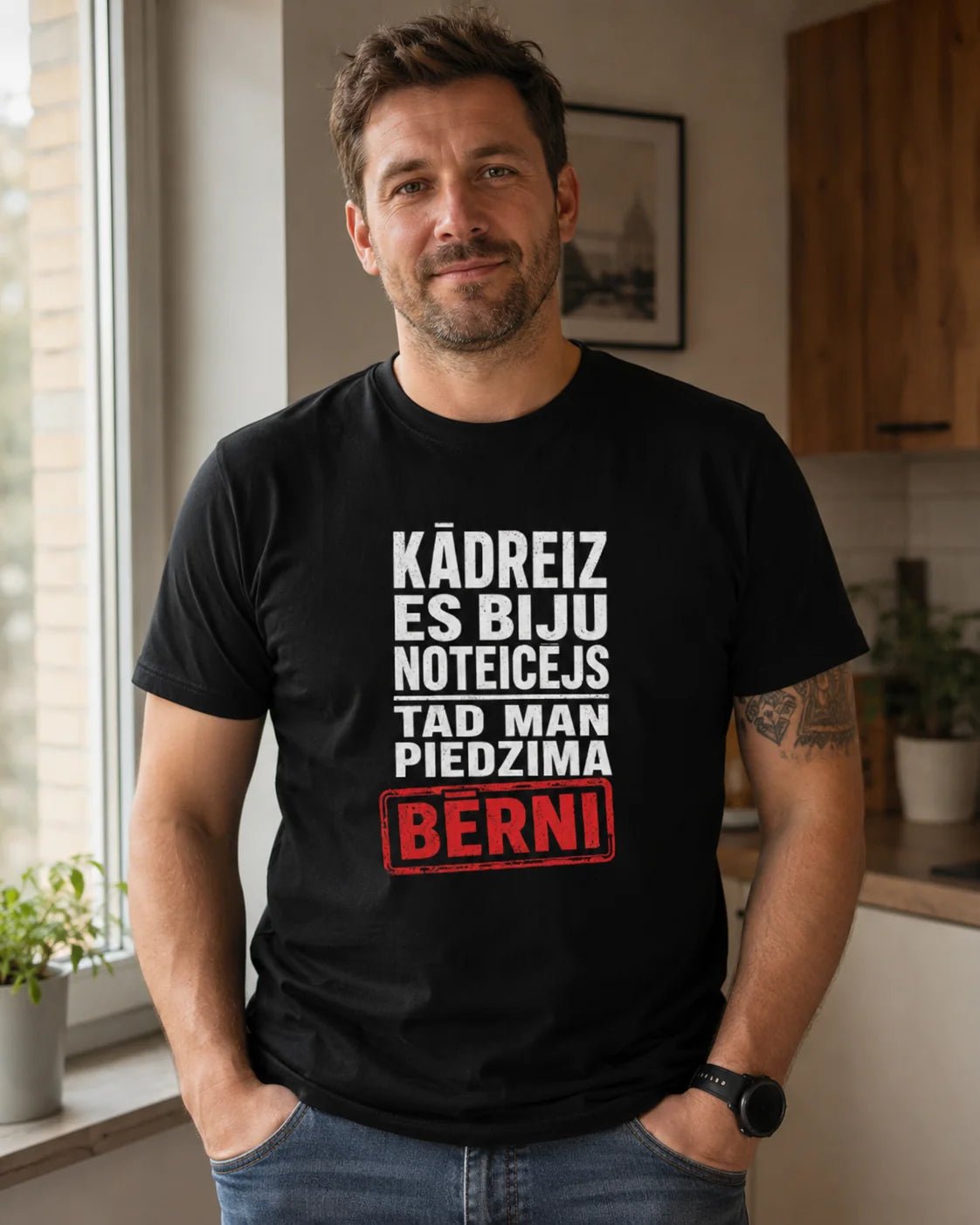 Image du T-shirt en coton biologique «J’étais autrefois aux commandes…» – disponible en ligne chez Šarlotes audumi