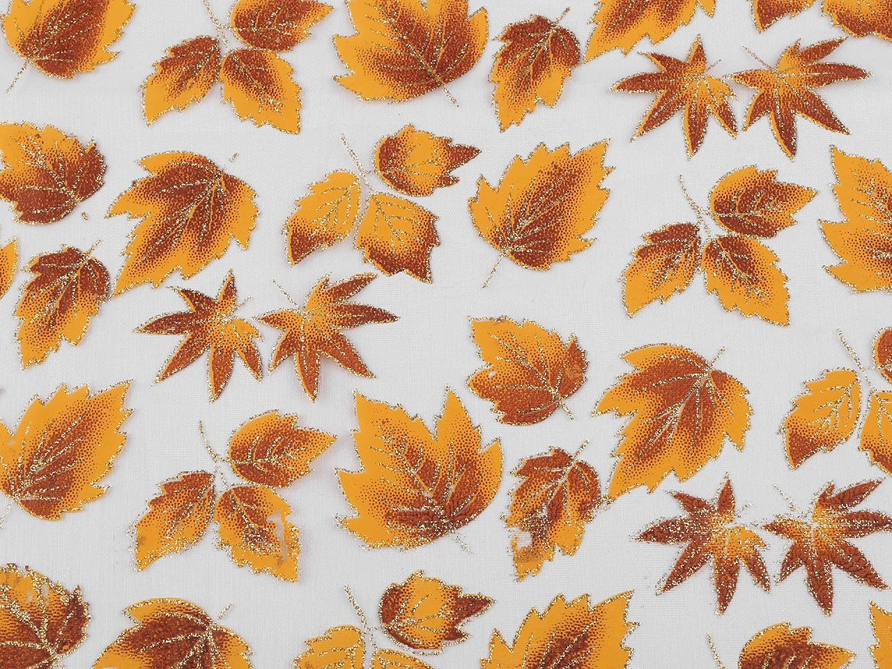 Bild mit Organzastoff mit glänzendem Herbstblätter-Muster – online erhältlich bei Šarlotes audumi