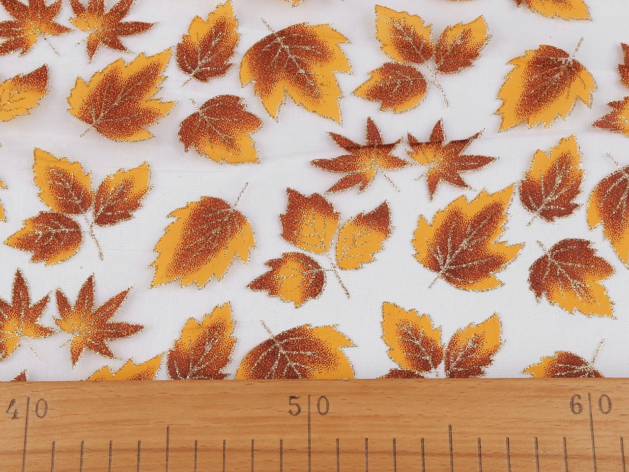 Bild mit Organza-Stoff mit schimmerndem Herbstlaub-Muster – online erhältlich bei Šarlotes audumi