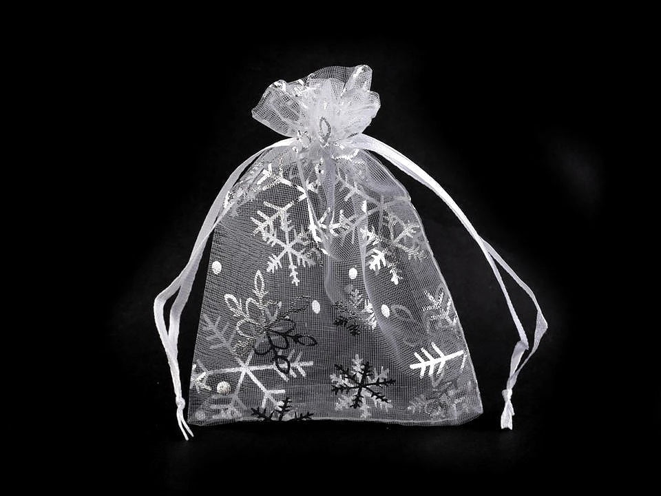 Image of organza gift bag with snowflakes 9 × 12 cm – available online at Šarlotes audumi