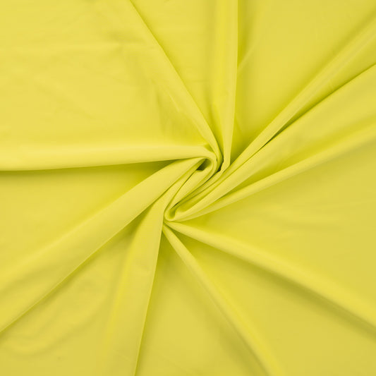 Image d’un tissu de maillot de bain avec UPF 50+ et résistance au chlore, jaune – disponible en ligne chez Šarlotes audumi