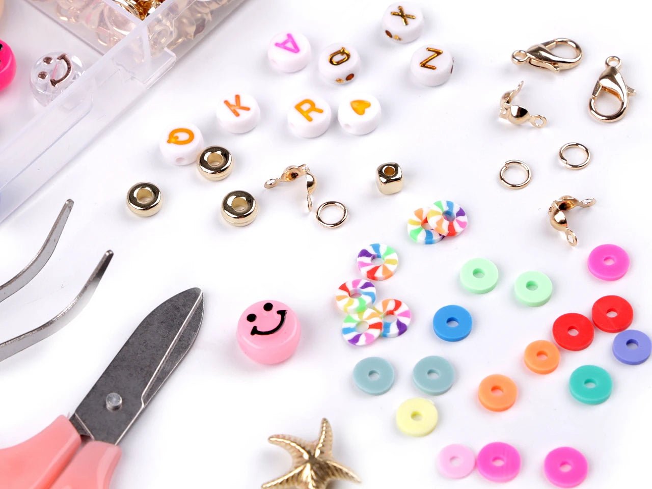 Image d’un kit de perles pour créer bracelets et bijoux avec outils – disponible en ligne chez Šarlotes audumi