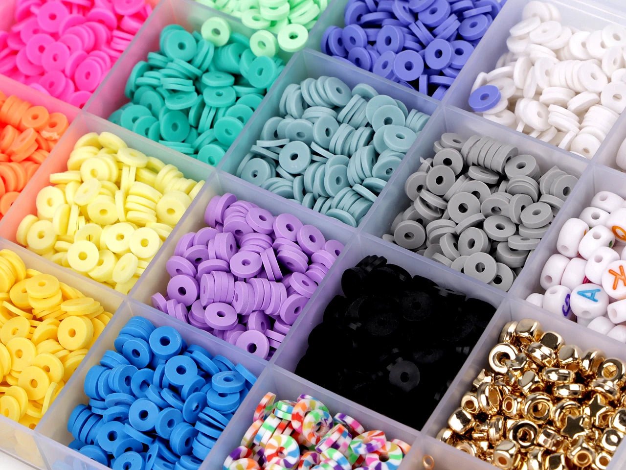 Kit de perles pour créer des bracelets et des bijoux avec outils – disponible en ligne chez Šarlotes audumi