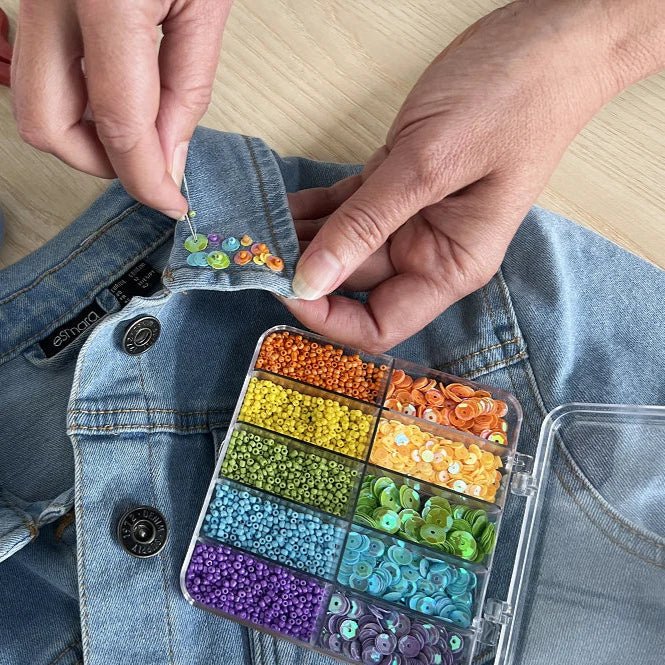 Beads and sequins set in a plastic box (12.3 × 6.3 × 1.3 cm)