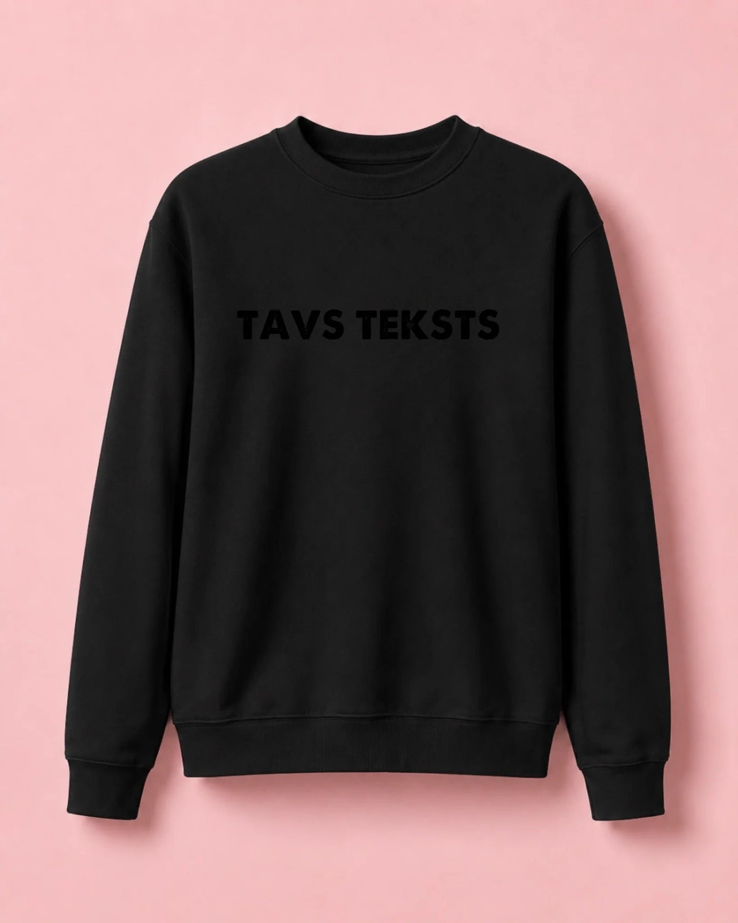 Image d’un sweat personnalisé avec votre texte, noir – disponible en ligne chez Šarlotes audumi