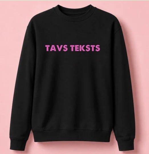 Image avec un sweat personnalisé avec votre texte-noir – disponible en ligne chez Šarlotes audumi