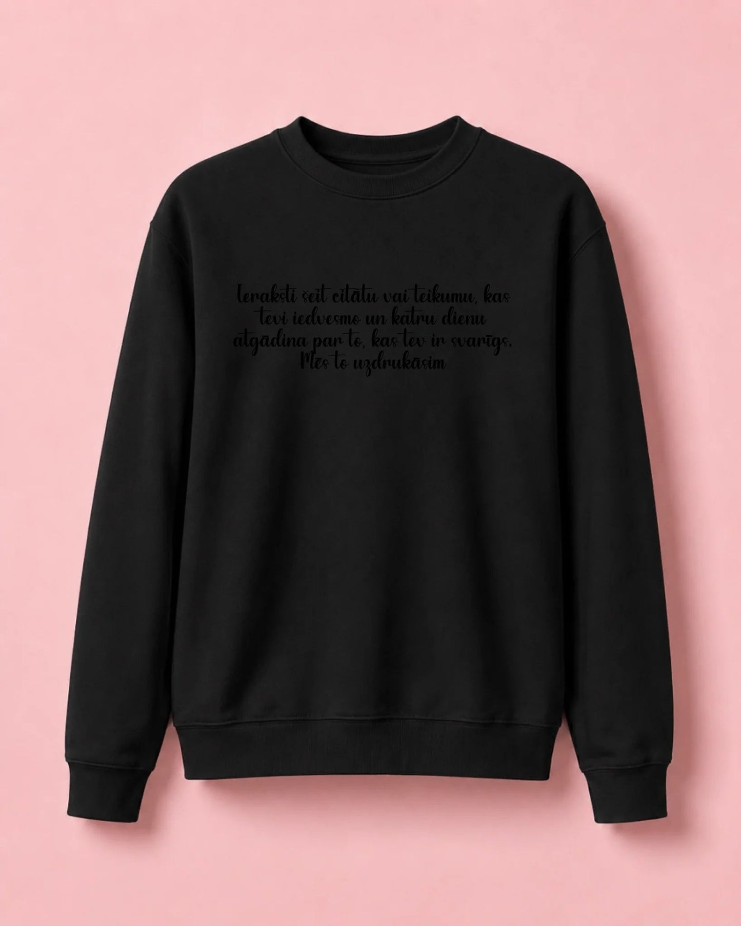 Image d’un pull personnalisé avec texte-noir – disponible en ligne chez Šarlotes audumi