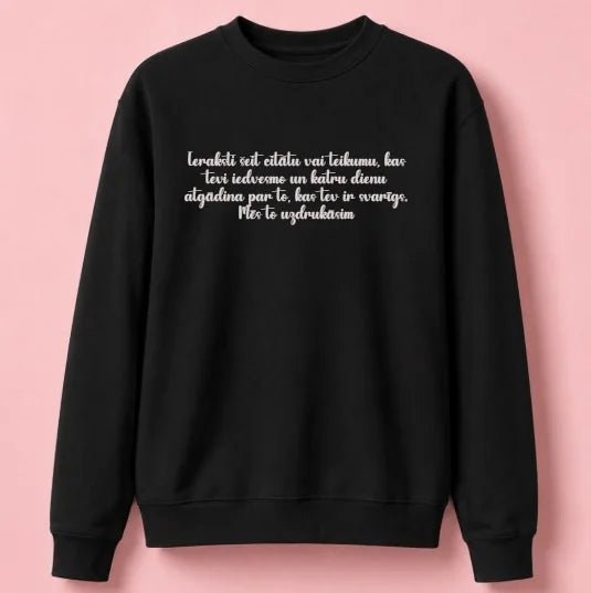 Image d’un pull personnalisé avec texte, noir – disponible en ligne chez Šarlotes audumi