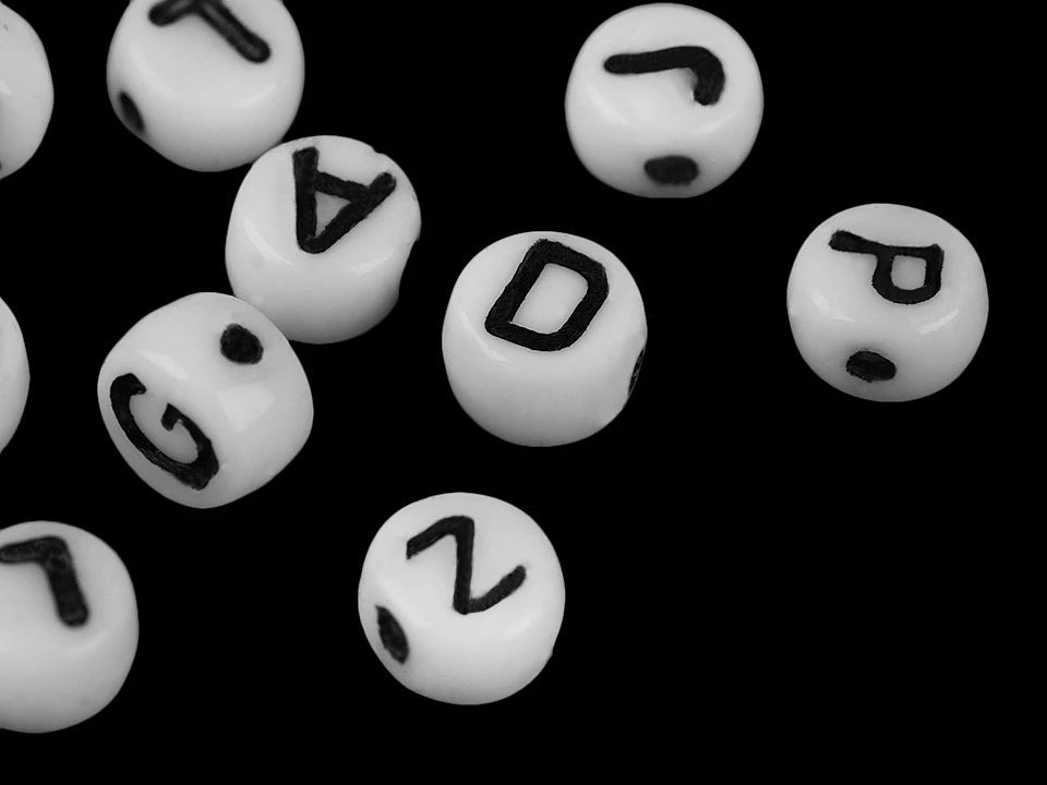 alt
Image de perles en verre plates avec lettres – 6 mm, blanches avec lettres noires – disponible en ligne chez Šarlotes audumi