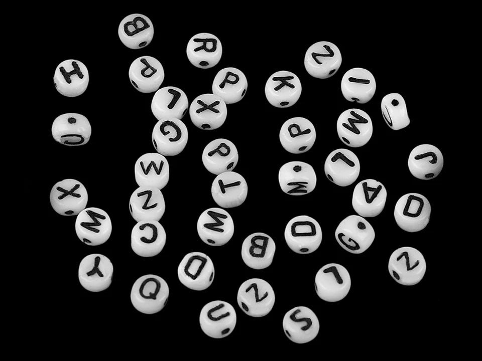 Image de perles plates en verre avec lettres – 6 mm, blanches avec lettres noires – disponible en ligne chez Šarlotes audumi