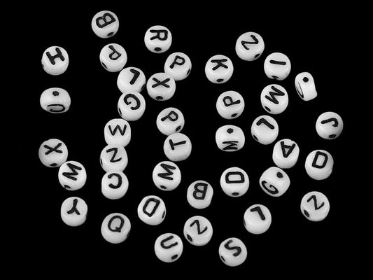 Attēls ar Plakanas stikla pērlītes ar burtiem – 6 mm, baltas ar melniem burtiem – pieejams internetā Šarlotes audumi