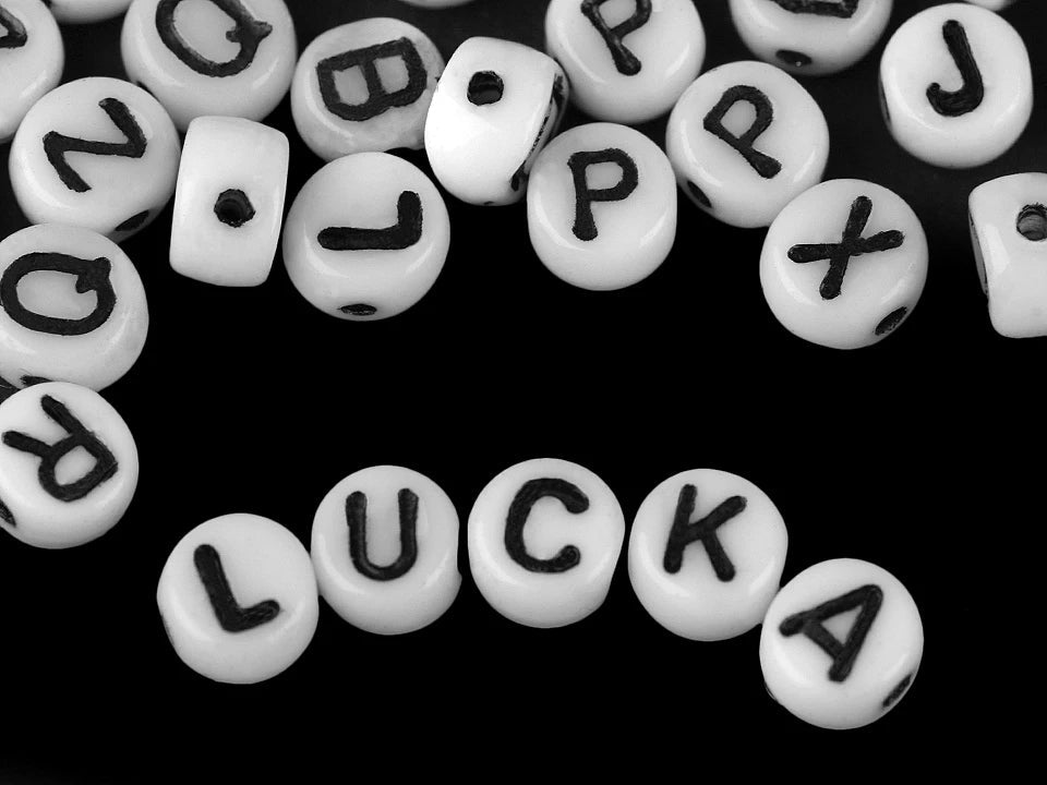 Image de perles plates en verre avec lettres – 6 mm, blanches avec lettres noires – disponibles en ligne chez Šarlotes audumi
