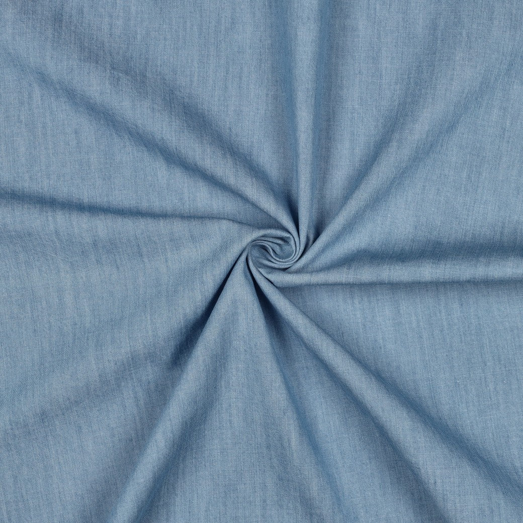Image du tissu denim fin pour robes, chemises, bleu clair 135 g/m² – disponible chez Šarlotes audumi