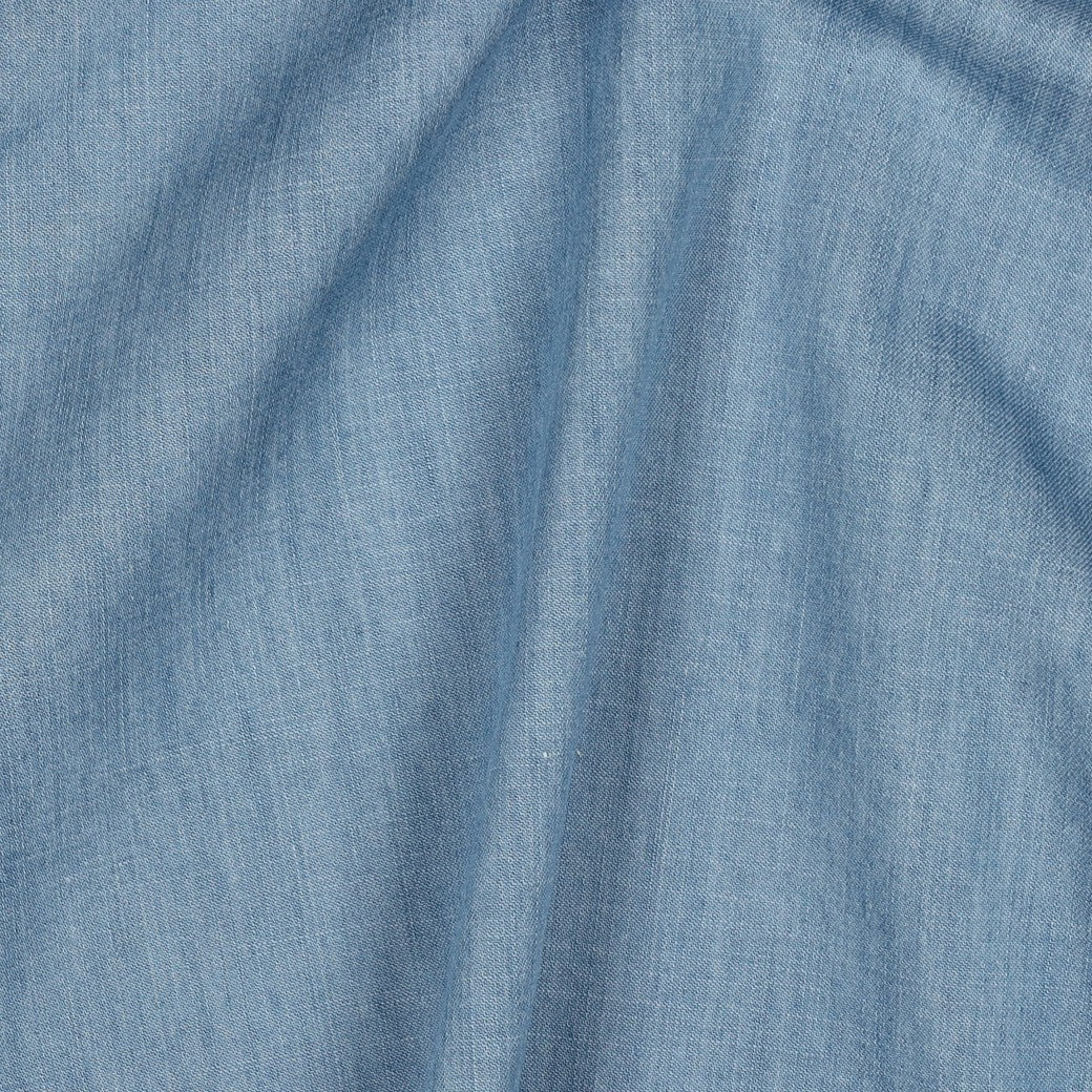 Image avec tissu denim fin pour robes, chemises - bleu clair 135 g/m² – disponible chez Šarlotes audumi