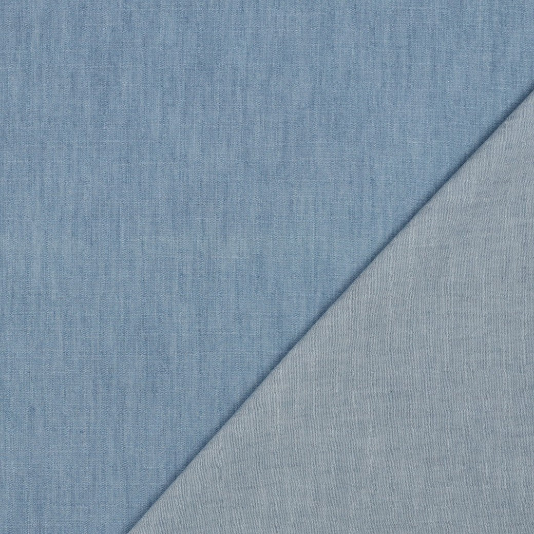 Image de tissu denim fin pour robes, chemises - bleu clair 135 g/m² – disponible chez Šarlotes audumi