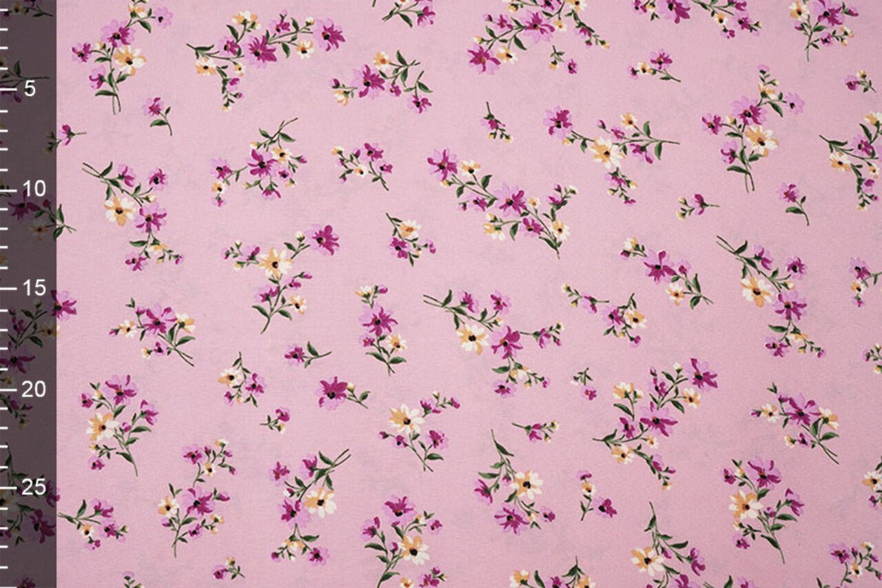 Tissu crêpe fin à fleurs rose, disponible en ligne chez Šarlotes audumi