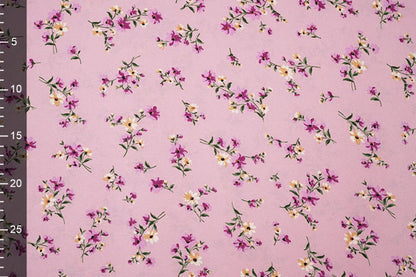 Tissu crêpe fin à fleurs rose, disponible en ligne chez Šarlotes audumi