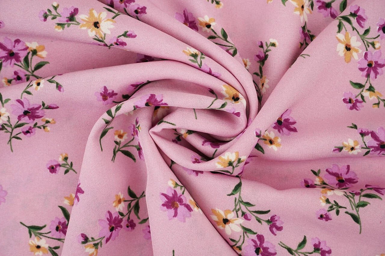 Image d’un tissu crêpe fin à fleurs roses – disponible en ligne chez Tissus Charlotte