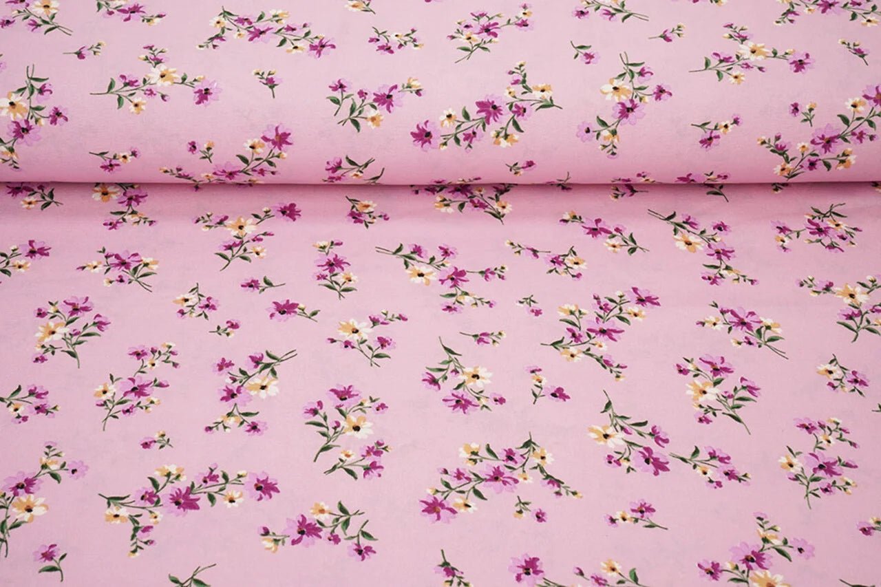 Image d'un tissu crêpe fin à fleurs roses – disponible en ligne chez Šarlotes audumi